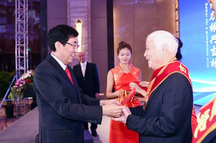 1、第二届全球吉商大会上，，，，，，，省委书记巴音朝鲁为获得“吉商突出贡献人物”奖的曹和平董事长颁奖.jpg