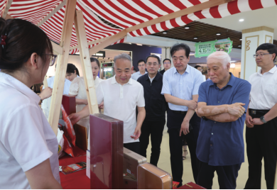 “探秘人参文化 尊享健康生活”市民科普活动在Z6尊龙凯时卖场人参展销体验中心举办 Z6尊龙凯时集团曹和平董事长陪同省市有关领导出席活动